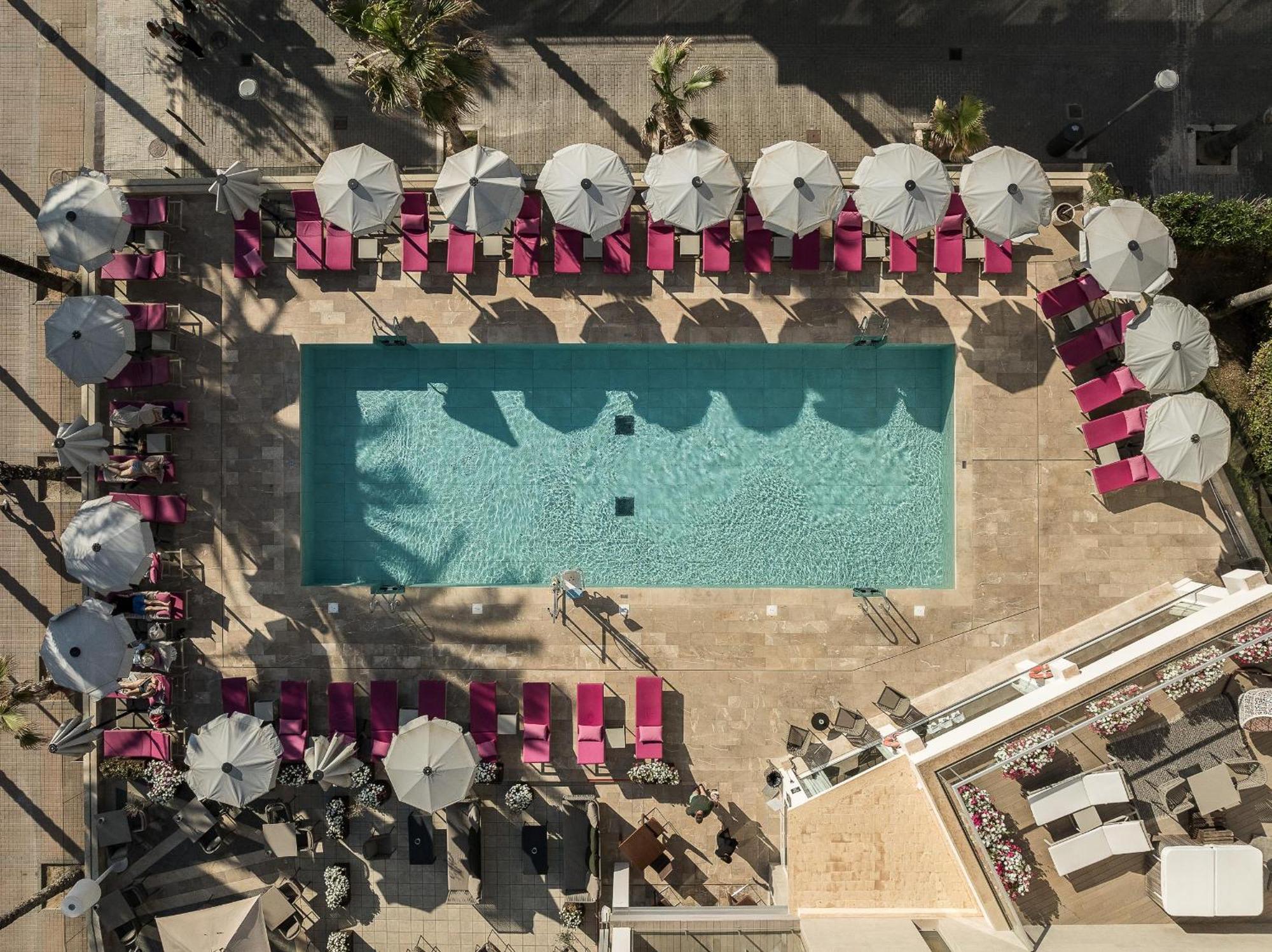 Pure Salt Garonda - Adults Only Hotel Playa de Palma  Ngoại thất bức ảnh Aerial view of the pool at the Beverly Hills Hotel